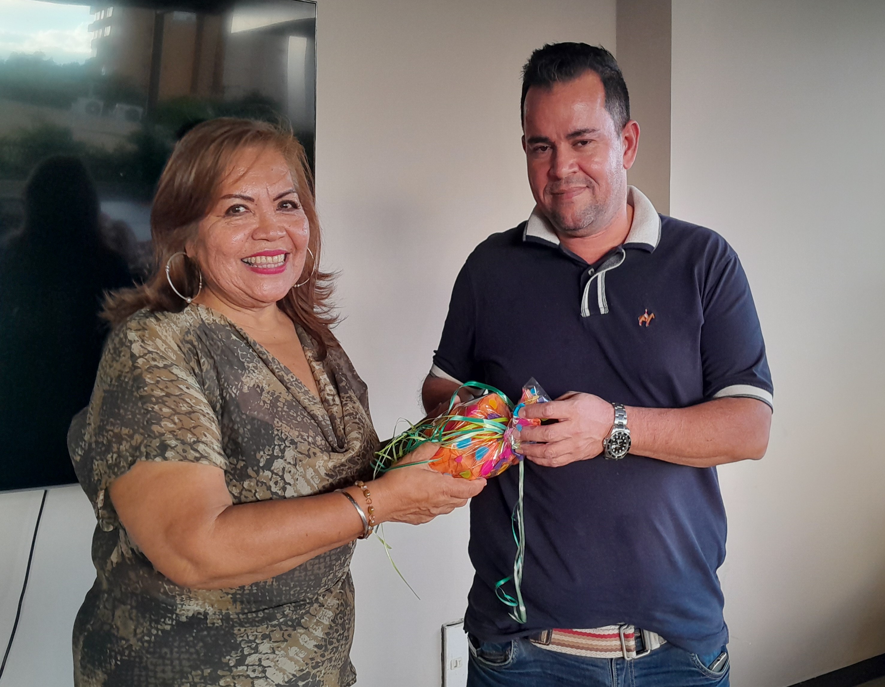 María Belén Contreras entrega premio en Evento HGW Cúcuta